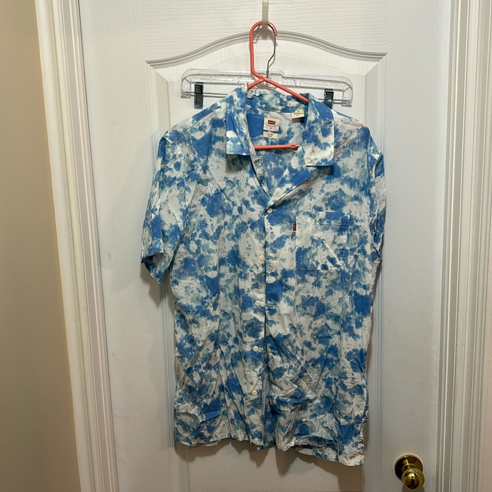 Levi’s blue tie dye button down shirt size M